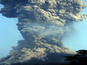 Endonezya’da Merapi Yanardağı’nda Patlama