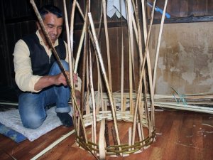 Dede Mesleğini Gelecek Kuşaklara Öğreterek Yaşatmaya Çalışıyor