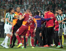 Bursaspor - Galatasaray Maçında Gerginlik