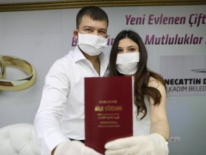 Korona Virüsüne Karşı Tıbbı Maske Ve Eldivenli Nikah