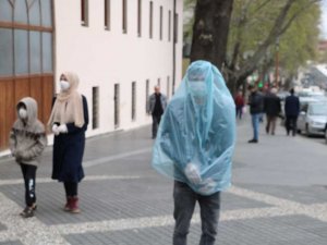Korona Virüsten Çöp Poşetiyle Korunuyor