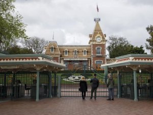 Ünlü Eğlence Parkı Disneyland Çalışanlarına İzin Verdi