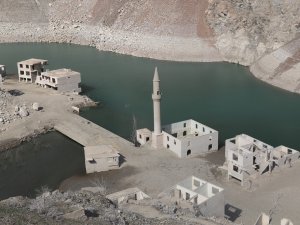 Baraj Suları Çekilince Tarihi Köy Yeniden Ortaya Çıktı