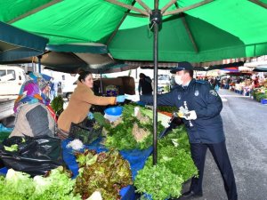 Trabzon’da Pazar Yerinde Bedava Maske Dağıtıldı