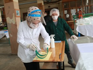 Gönüllü Öğretmen ve Okul Personeli Sağlıkçılara ’Koruyucu Yüz Siperliği’ Üretiyor