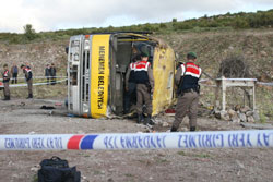 İzmir'de otobüs devrildi 5 ölü 32 yaralı