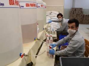 Fabrika Gibi Okul Türkiye’ye Dezenfektan Üretiyor