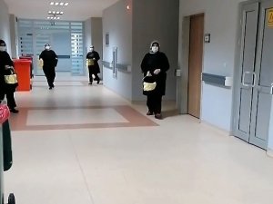 Gümüşhane’de Sağlık Çalışanları Arkadaşlarını Alkışladı