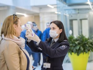 İngiltere’de Çöp Torbalarıyla Korunmaya Çalışan Hemşireler Koronaya Yakalandı