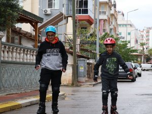 Siren Sesiyle Yere Yatıp Gündem Olan Patenci Çocuklar O Anları Anlattı