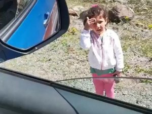 Artvin’de Jandarmaya Selam Veren Minik Kız Yürekleri Isıttı