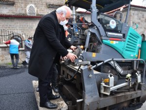 İş Başa Düştü, Asfaltı Başkan Döktü