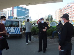 Yasağı Delen Vatandaşların Polisle Sigara Ve Ekmek Polemiği
