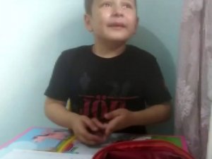 Okulunu Özleyen Küçük Çocuk Gözyaşlarına Boğuldu