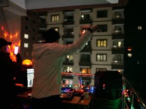 Dj Kabinini Evinin Balkonuna Kurdu, Mahalleliyi Coşturdu