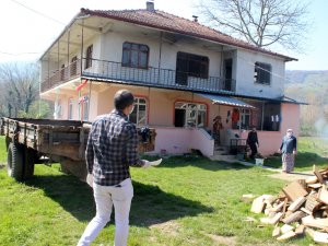 Öğrencileri İçin Evde Ödev Hazırlayıp Kapı Kapı Dağıtıyor