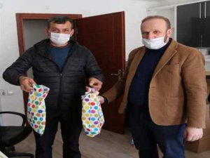 Rize'de Köyde Yaşayanlara Ücretsiz Dağıtılmak Üzere Maskeler Muhtarlara Teslim Edilmeye Başlandı