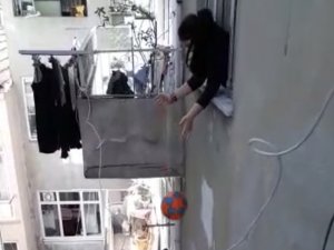 Sokağa Çıkma Yasağı Olan Çocuklar Pencereden Top Oynadı