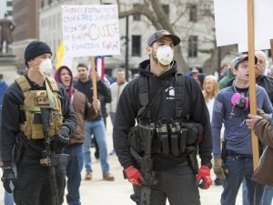 Abd’nin Michigan Eyaletinde Valinin Covid-19 Önlemleri Protesto Edildi