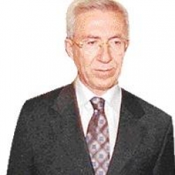 Diklenmedi. Başını öne eğerek dinledi