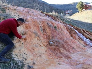 Sulama Amaçlı Açılan Sondajdan Kalsiyum Karbonatlı Su Fışkırıyor