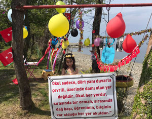 Rize'de Her Yer Okul Dedi, Evinin Bahçesini Sınıfa Çevirerek 23 Nisan’ı Kutladı