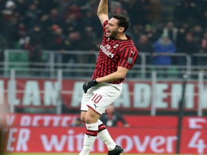 Hakan Çalhanoğlu Sözleşmesini Uzatıyor