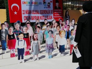 Öğrencilerin Maketleriyle Okul Bahçesinde 23 Nisan Kutlaması