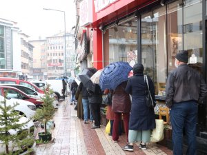 Yağmur Altında Ucuz Et Kuyruğu