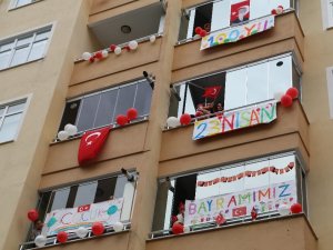 Rize’de Çocuklar ve Aileleri 23 Nisan’ı Evlerinin Balkonunda Kutladı