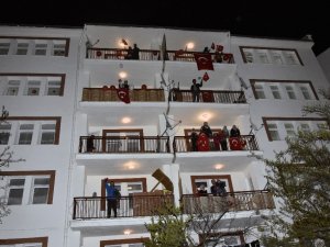 Gümüşhane’de Binlerce Kişi Balkonlardan İstiklal Marşı’nı Okudu