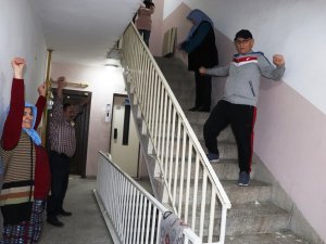Sokağa Çıkamayınca Çözümü Apartmanda Spor Yapmakta Buldu