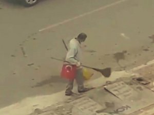 Yerde Bulduğu Türk Bayrağını Süpürgesine Takarak İşine Devam Etti