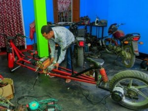 Hindistanlı Tamirci Sosyal Mesafeli Motosiklet Yaptı