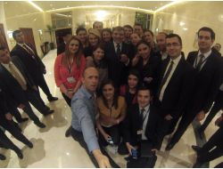Cumhurbaşkanı Gül Gazetecilerle 'Selfie' Çektirdi