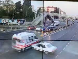 Ambulansla Otomobil Çarpıştı: Kaza Anı Kamerada