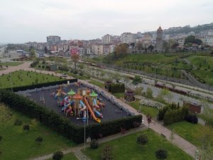 Korana Virüs Tedbirlerini Fırsat Bilip Çocuk Parklarını Yeniliyorlar