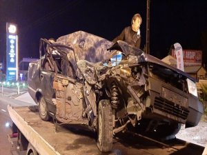 Ordu'da park halindeki kamyona çarpan otomobilin sürücüsü ağır yaralandı