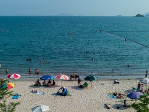 Hong Kong’da Korona Virüse Rağmen Halk, Plajlara Akın Etti