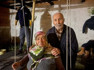Evde Kalan Yaşlı Çiftin Salıncaklı Türkülü Eğlencesi