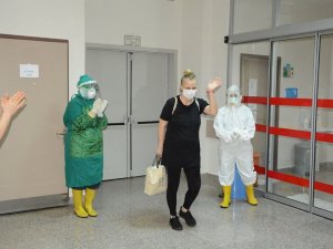 Kök Hücre Tedavisiyle Covid-19’u Yenen Hemşire Meslektaşları Tarafından Hastaneden Alkışlarla Uğurlandı