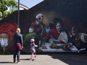 Londra’da Duvara Çizilen Resme Maske Ve Eldiven Takviyesi