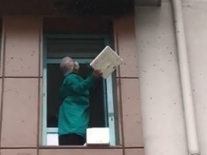 Sağlık Çalışanları Bu Kez Kovandan Kaçan Arılara Müdahale Etti