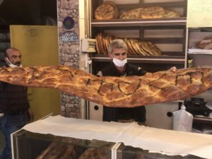 2 Metre 45 Santimlik Pide Yaparak ‘Evde Kal Türkiye’ Çağrısında Bulundu
