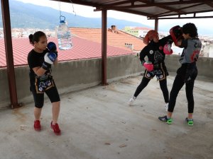 Çatıda Pet Şişe Ve Yastıkla Şampiyonluğa Hazırlık