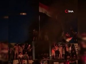 Irak’ta Yeni Hükümet Protesto Edildi