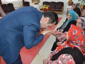 Başkan Genç, “Anneler Günü” Dolasıyla 96 Şehit Annesi İle 100 Yaşını Aşan 31 Yaşlıya Çeşitli Hediyeler Gönderdi