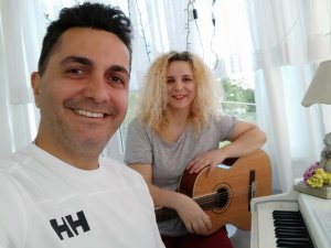 Müzik Öğretmeni 2 Kardeşin Anneler Günü Şarkısı Duygulandırdı