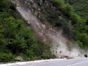 Heyelan Riski Oluşturan Kayalar Kontrollü Bir Şekilde Temizlendi