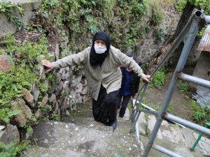 Artvinli 106 Yaşındaki Vahide Avcı Sokağa Çıktı, Yürümenin Keyfini Çıkardı